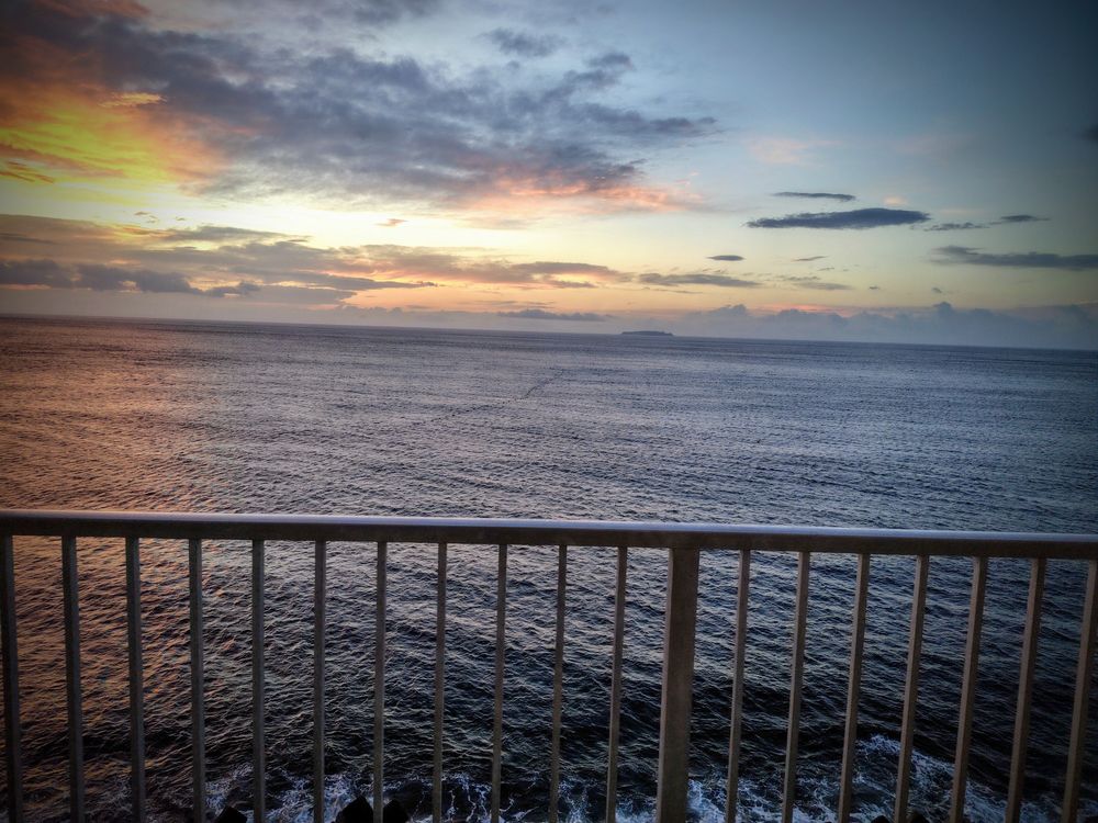 海と朝焼けが映された写真