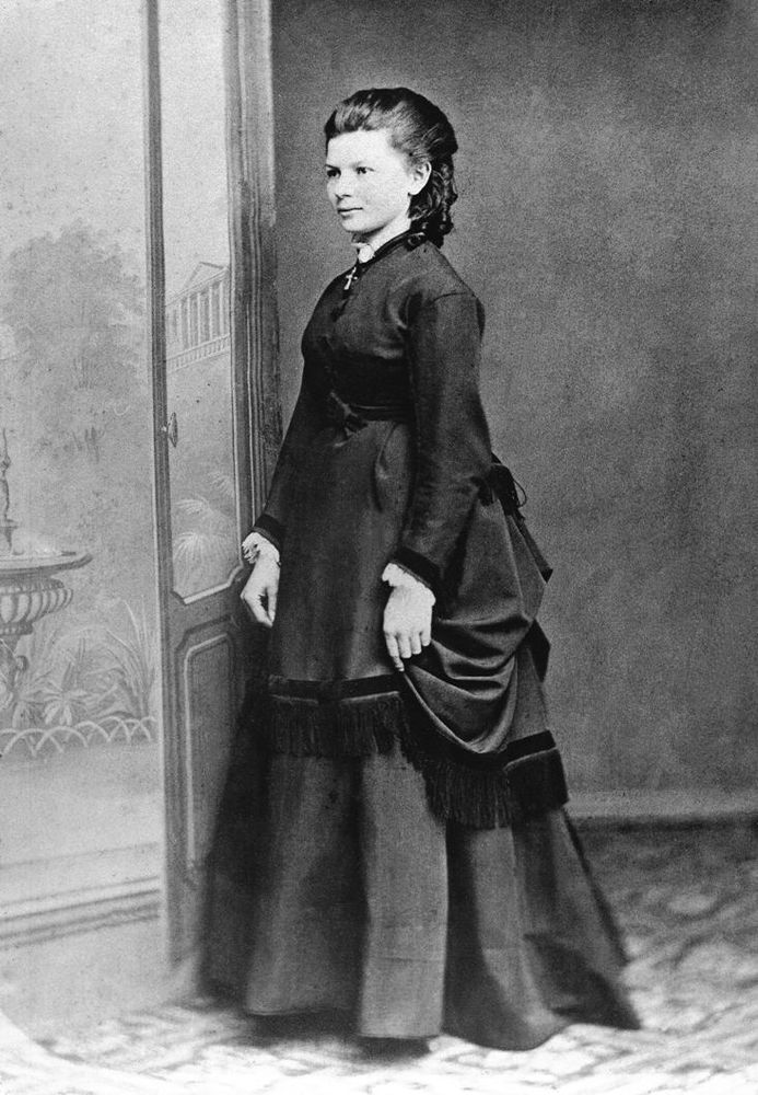 studio photo of Bertha Benz. She is a white woman with dark hair.
