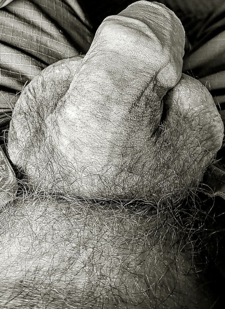 Photo noir et blanc de mon sexe au repos, en lien avec le thème du samedi.