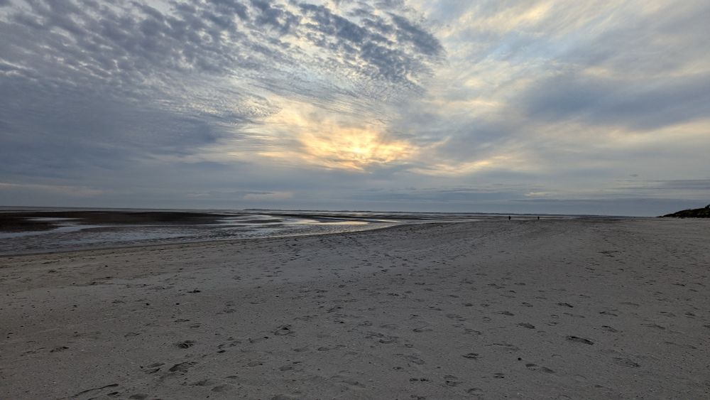 Strandpanorama und Sonnenuntergang am Wattenmeer auf Föhr 