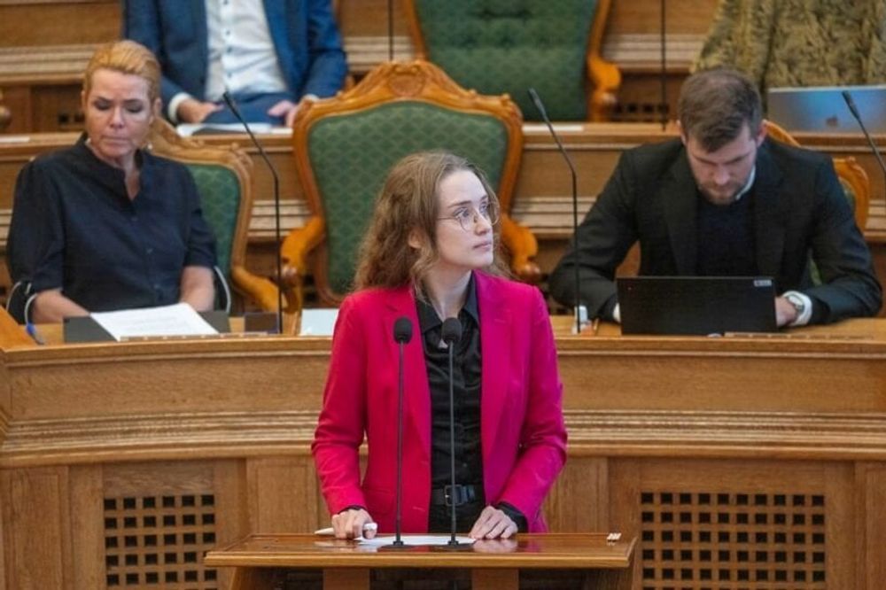 Il Presidium del Folketing ha deciso di escludere la deputata groenlandese Aki-Matilda Høegh-Dam dal dibattito di apertura di giovedì se non terrà il suo discorso in danese. Lo definisce una negazione della sua libertà di espressione.