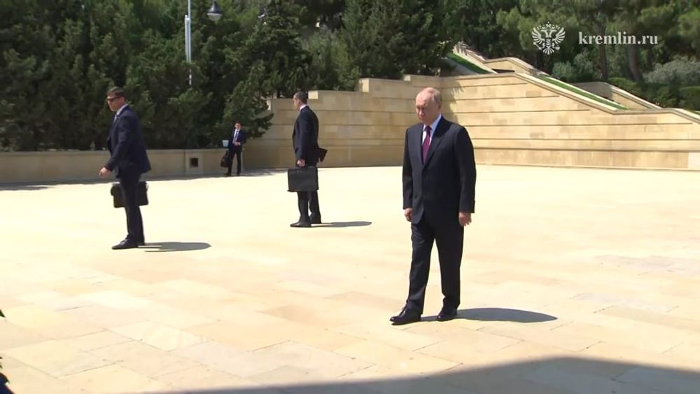 Il presidente russo Vladimir Putin ha visitato il Vicolo dei Martiri e ha deposto una corona di fiori al memoriale della Fiamma Eterna