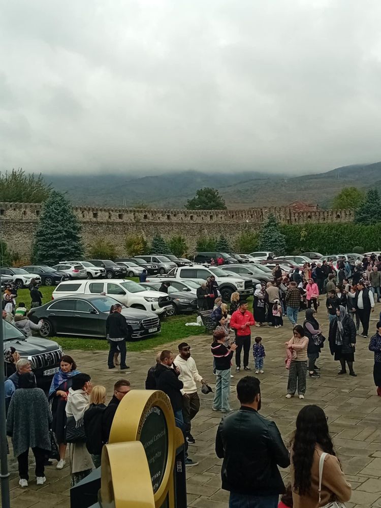 Trasformare il cortile della cattedrale in un parcheggio (foto di Dean Ilia Chigladze)