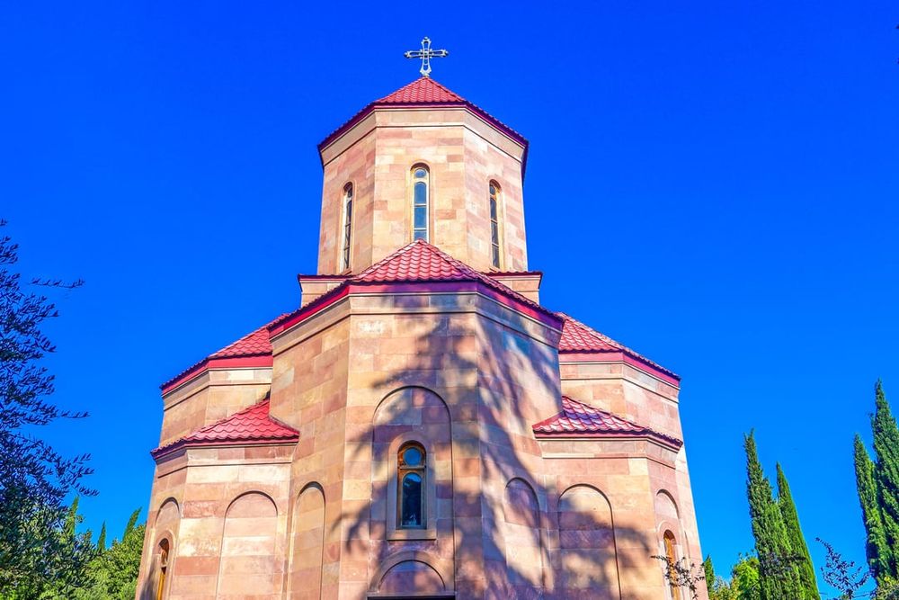 Cari fratelli e sorelle georgiani, per favore aiutatemi a identificare i nomi di queste due chiese/cappelle nei locali della Cattedrale della Santissima Trinità a Tbilisi.