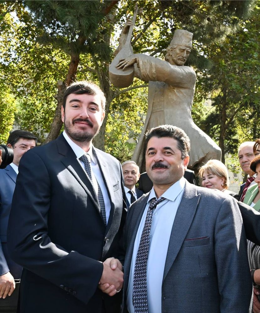 Alıyev ha portato suo figlio a svelare la statua di Ashiq Alasgar. Promemoria: Heydər Jr. non ha alcun lavoro governativo… ancora!