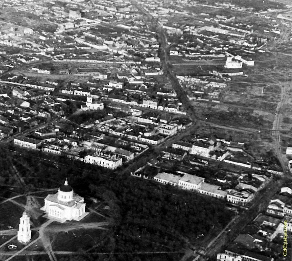 Il centro di Chisinau nel 1947. Si possono vedere le chiese di Sant'Ilia e dei Santi Arcangeli (demolite nel 1960), l'ex Piaţă Sfântul Ilie, Moara Roșie, la casa Krupenschi in via Columna (demolita negli anni 2000), il Catargi casa, il palazzo Nazarov… .