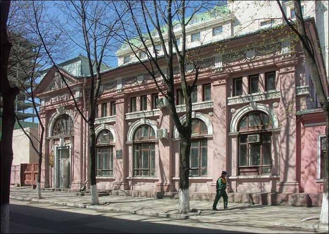 La Chisinau Credit Union House – un monumento architettonico di valore nazionale, costruito nel 1913 dall'architetto Mitrofan Eladi in uno stile eclettico. L'edificio è stato demolito nel 2011, è stata conservata solo la facciata.