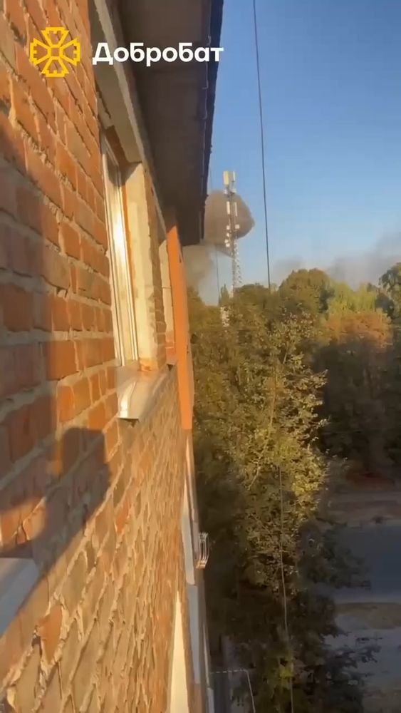 La Russia ha colpito l'ospedale della città di Sumy con il drone 'Shahed-136 (Geran-2)'. Hanno colpito ripetutamente lo stesso punto quando la polizia e i vigili del fuoco sono intervenuti in soccorso.