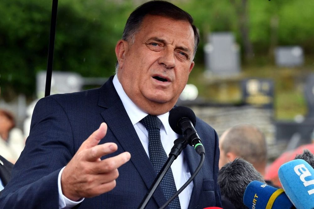 Dodik ha glorificato i cetnici e ha definito l'ambasciatore americano una 'puzza'