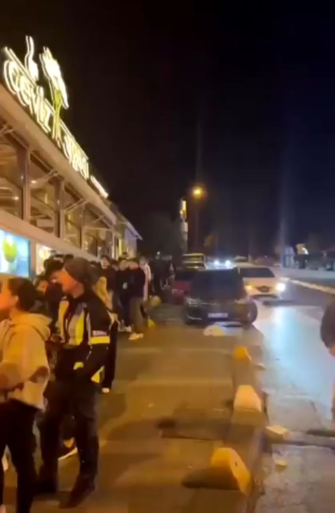 La lunga coda per il cioccolato di Dubai davanti a una pasticceria a Kadıköy, Istanbul, ha sorpreso chi l'ha vista