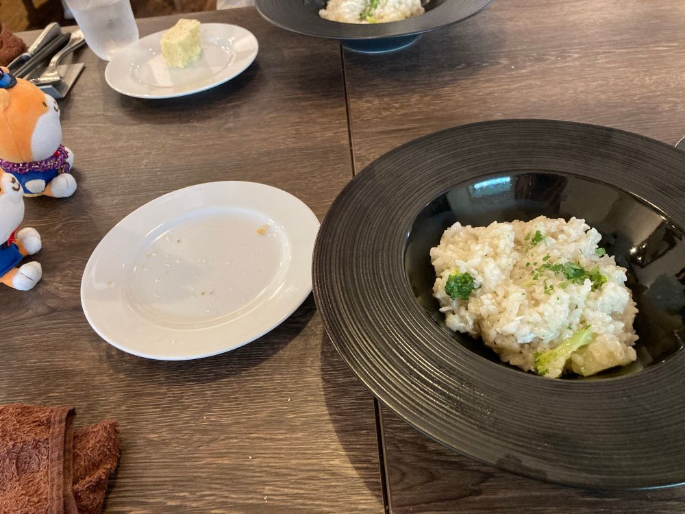 しらすのリゾットの写真。黒い大きな円形の皿にもられている。