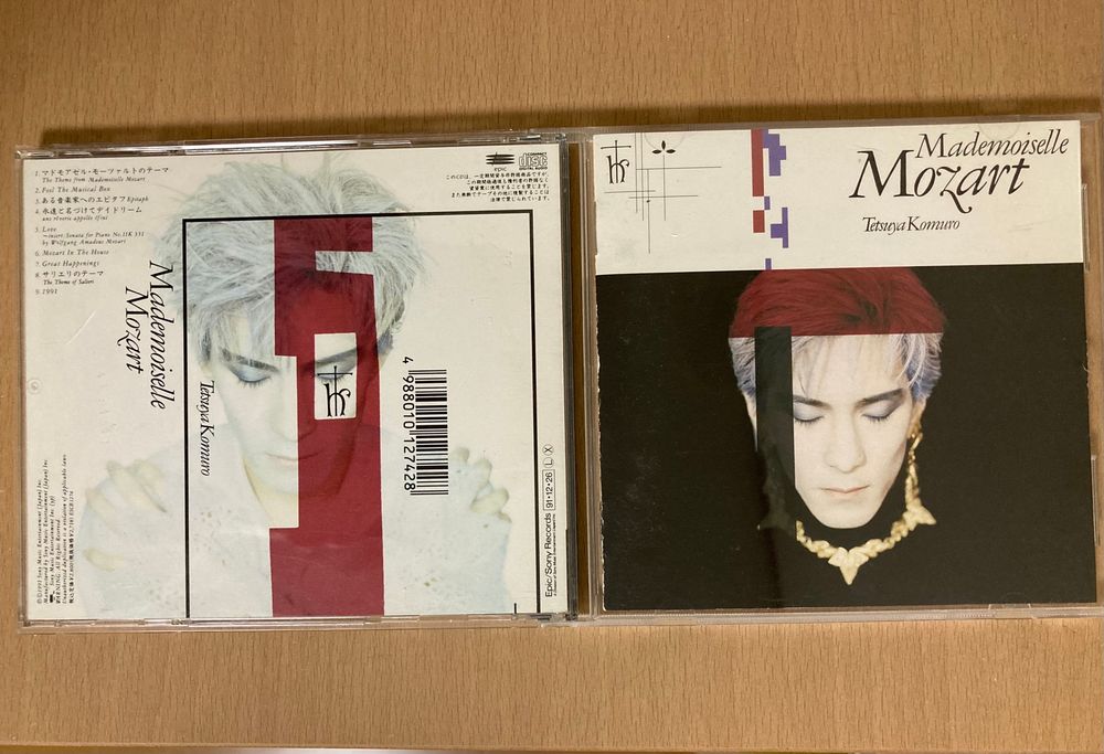 「マドモアゼル・モーツァルト」のCDケースの写真。
表裏両方見えるよう広げた状態。