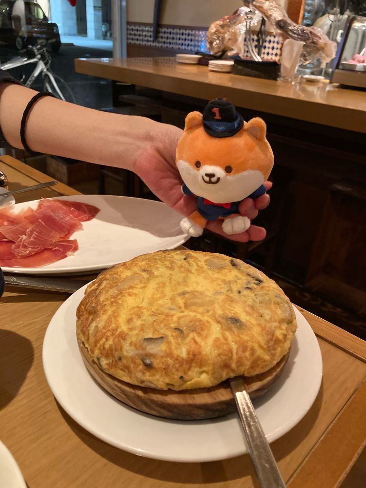 キノコオムレツを覗き込むポリまる