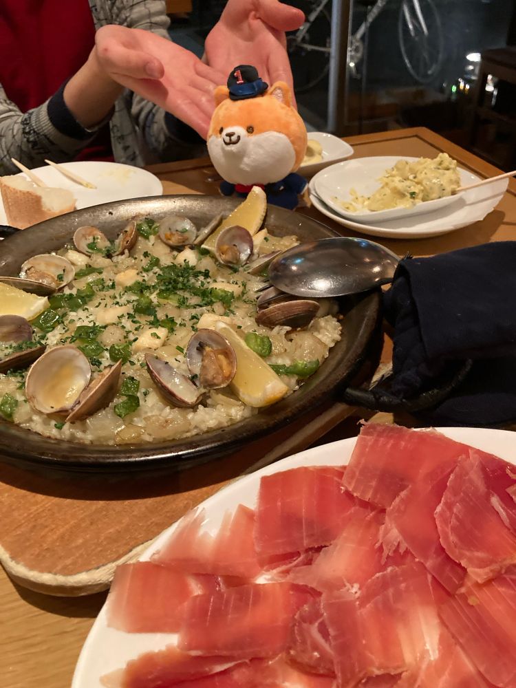 アサリのパエリア、生ハム、ポテサラとポリまるぬいぐるみ