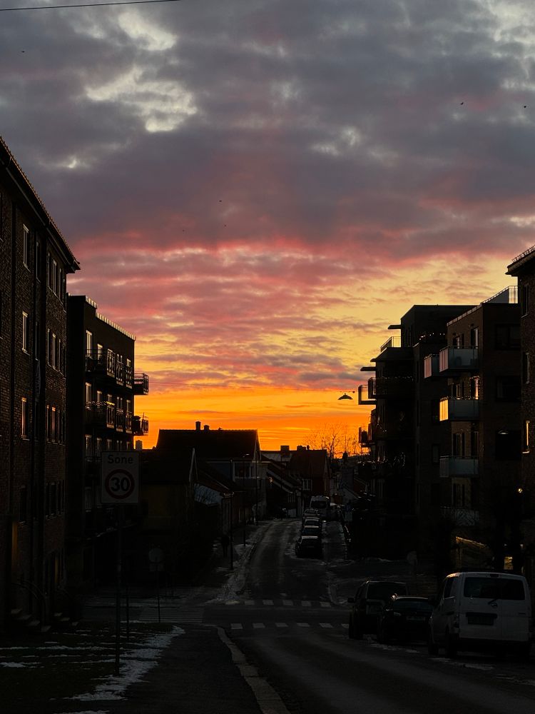same pic of the beautiful sunset in Oslo