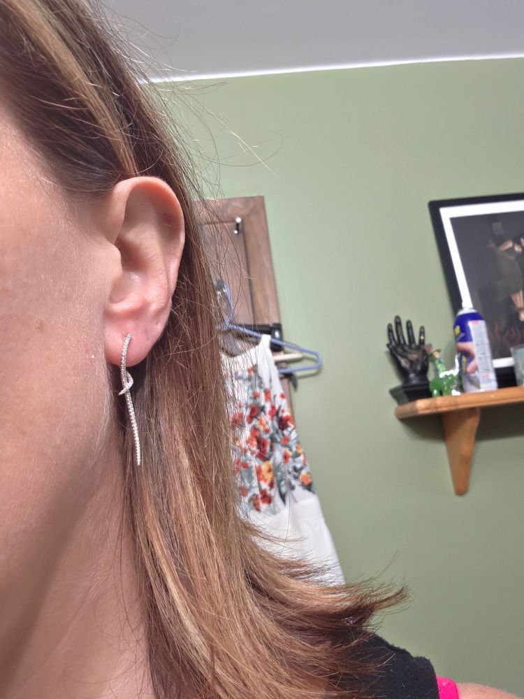 Diamond earring ribbon shaped 