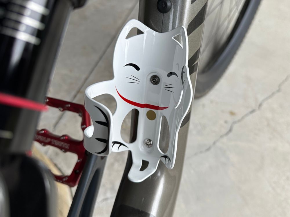 Bottle cage in the shape of lucky cat. 