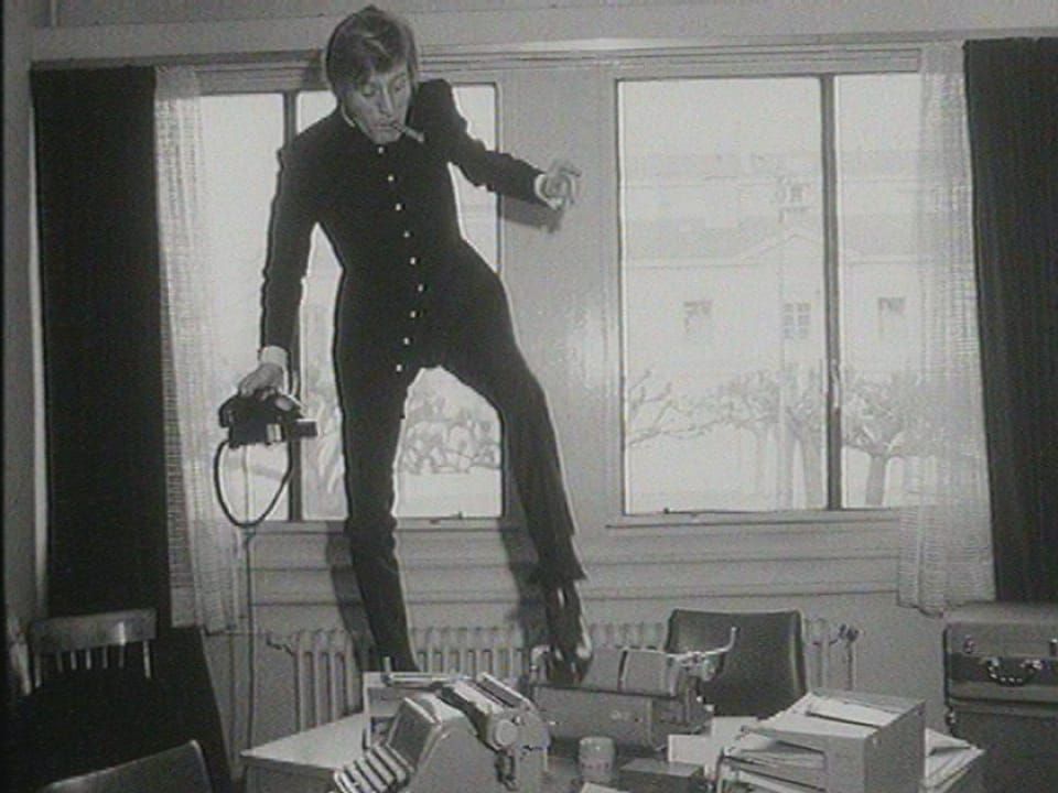 Une chanson mythique, un Nino Ferrer super sexy avec son cigare, ses pieds sur le bureau et son sourire en coin.