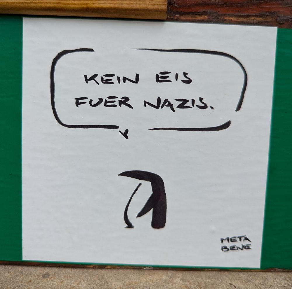 Eine Cartoonbild mit einem Pinguin, der sagt: "Kein Eis für Nazis."