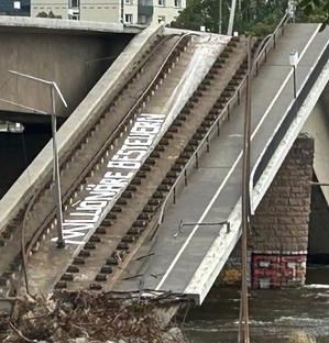 Auf die Fahrbahn der eingestürzten Carolabrücke wurde ein Grafitti aufgetragen: MILLIONÄRE BEISTEUERN!