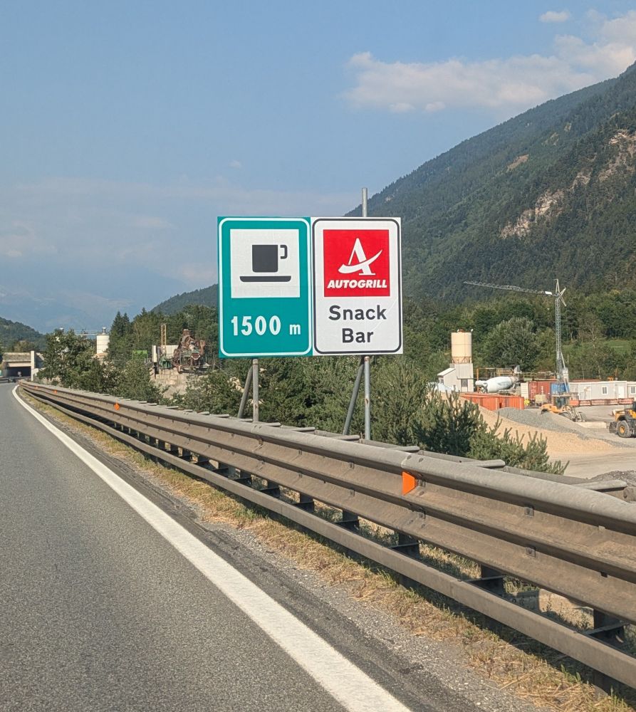 Schild an der Autobahn: "AUTOGRILL"