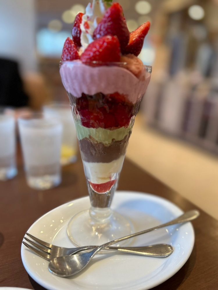 あまおうとピスタチオのサンデー。30センチくらいの高さがありました