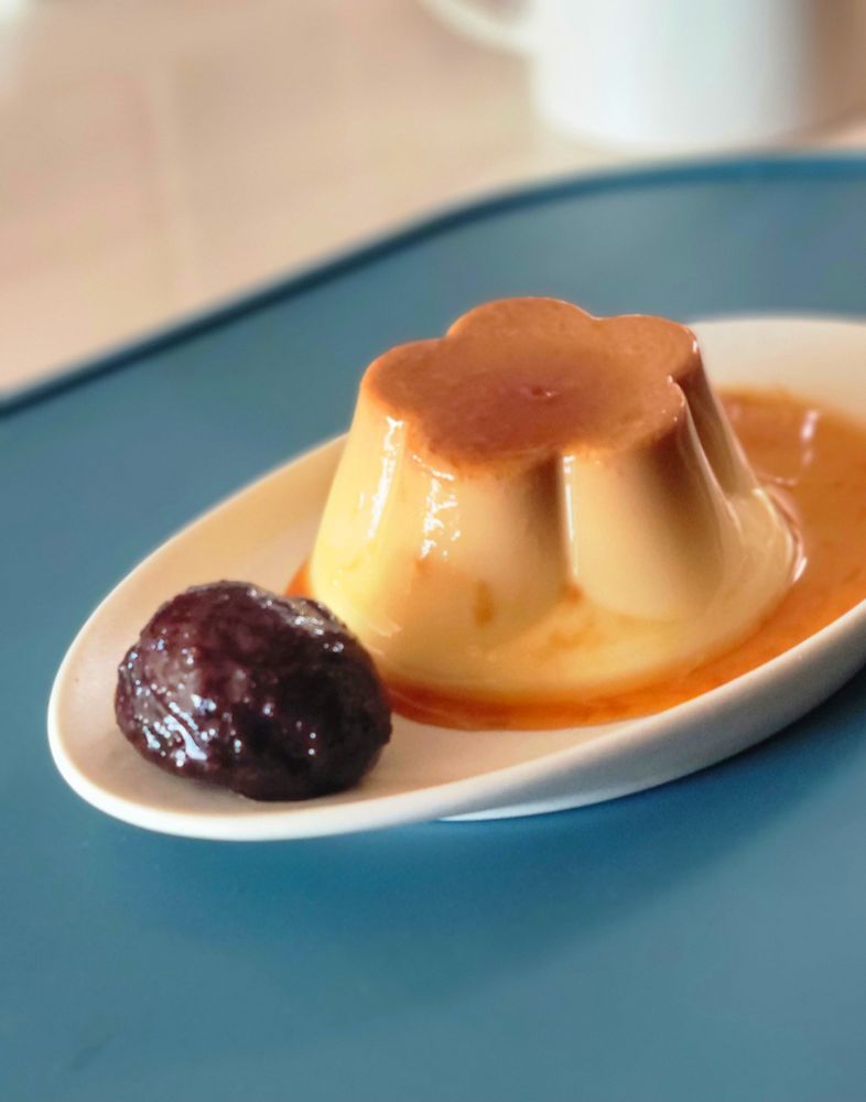 흰 접시에 보늬밤 한 개와 다섯 장 꽃잎같은 푸딩이 정갈하게 올라가 있다.