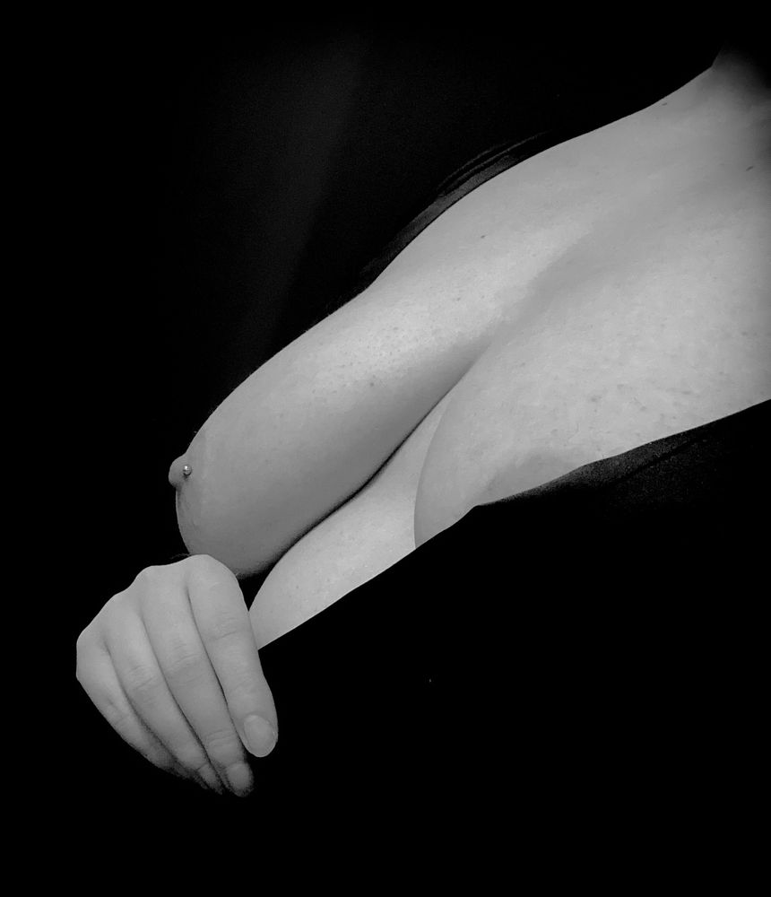 Ein weiblicher Oberkörper in einem Kimono. Die eine Brust ist mit dem schwarzen Stoff bedeckt auf der anderen Seite kann man die Brust und das Piercing unter dem Stoff erkennen.