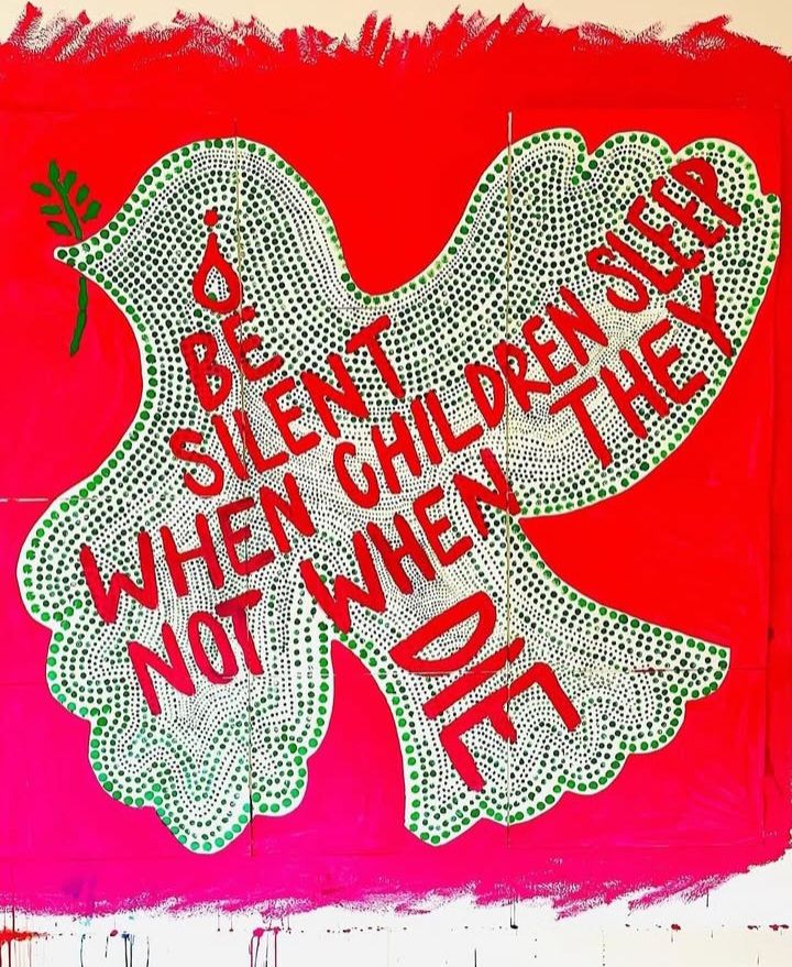 Yael Jaminan taideteos, jossa itkevä valkoinen rauhankyyhkynen pitelee nokassaan oliivipuunoksaa ja teksti "Be silent when children sleep, not when they die".