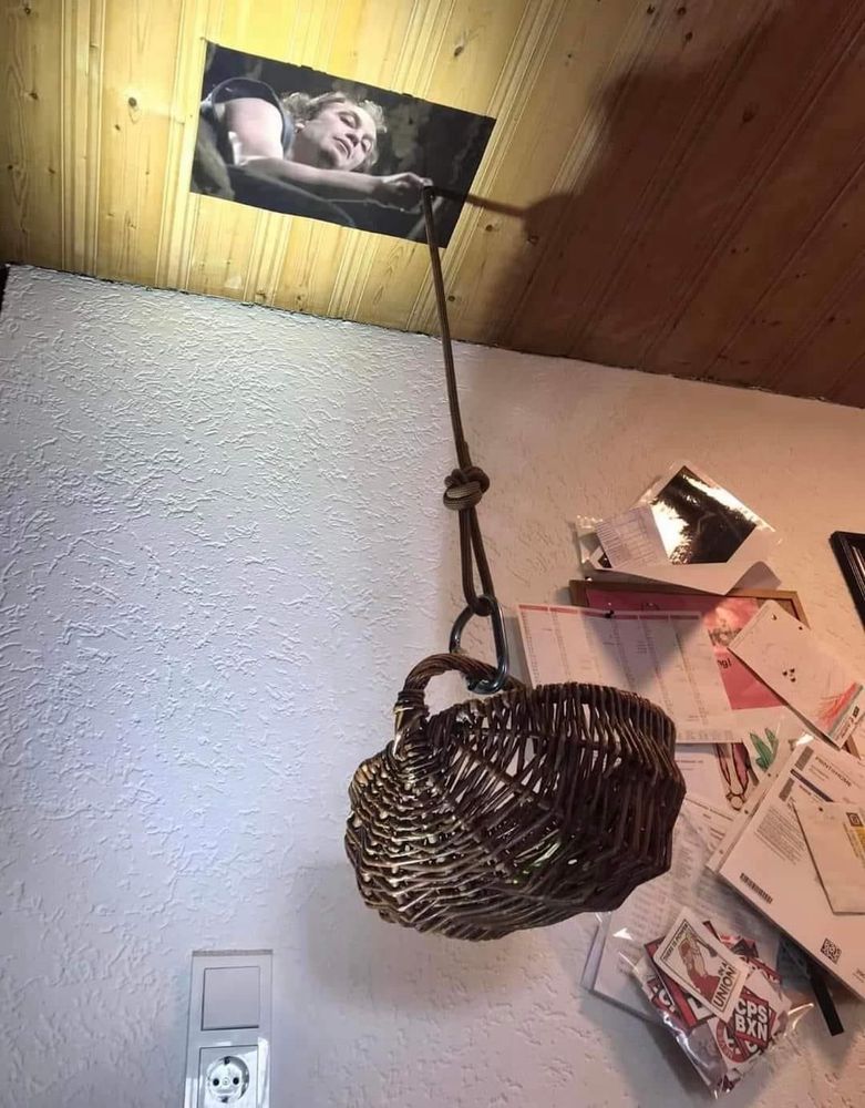 Bild von „Buffalo Bill“ wie Schweigen der Lämmer an der Decke, an einem echten Seil hängt ein Korb in Anlehnung an die Filmszene.