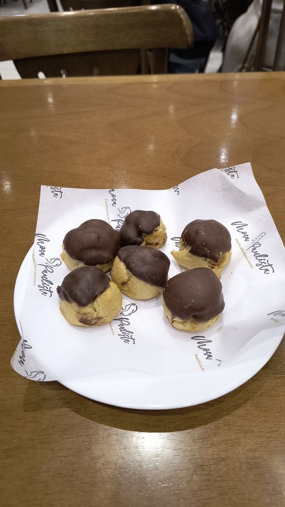 Seis carolinas num prato branco.