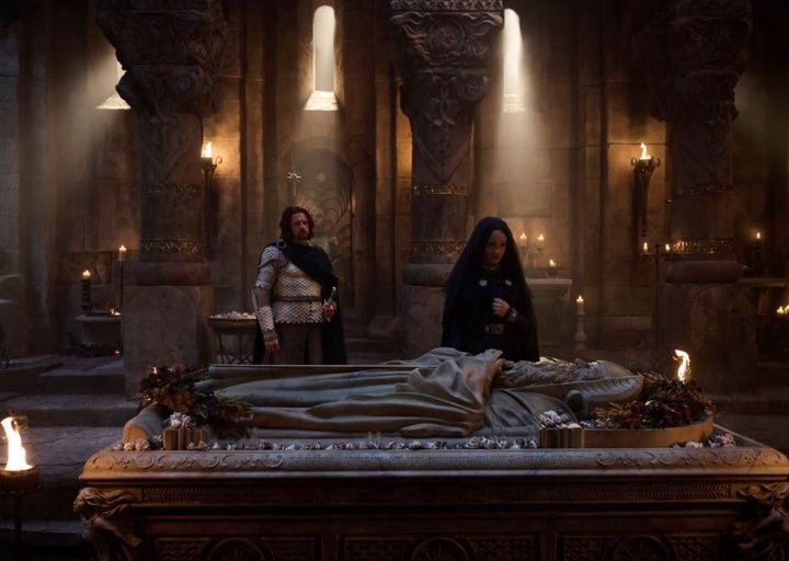 Elendil and Míriel next to Tar-Palantir's tomb