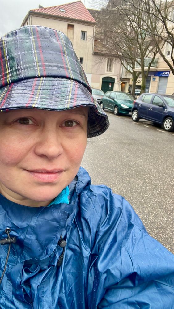 Femme en cape de pluie et bob en toile cirée 