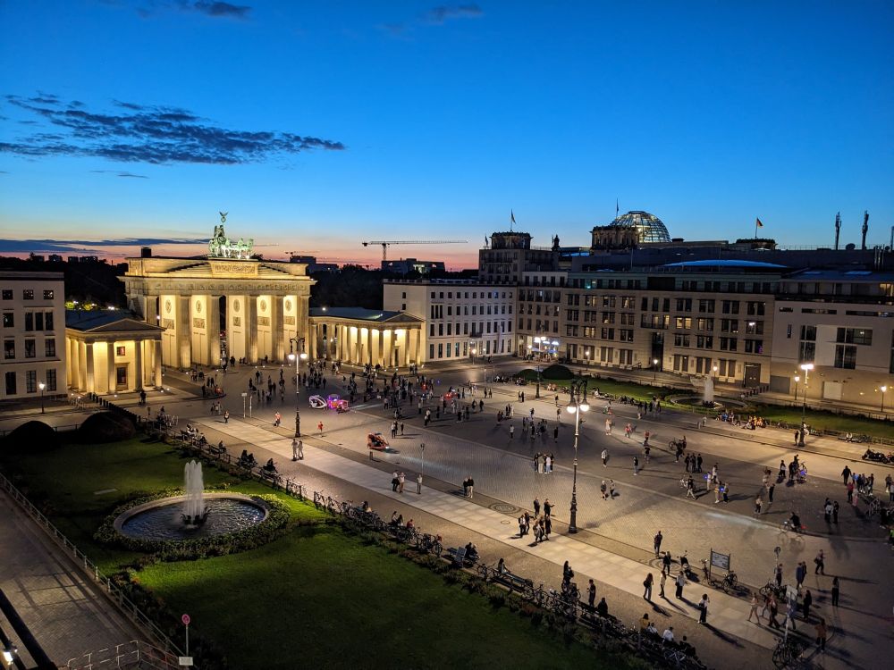 Blick auf das Brandenburger Tor von der Dachterrasse der Akademie der Künste