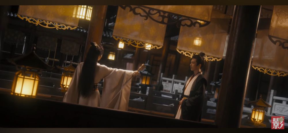 A still from the Chinese drama #DominionAndDevotion. An emperor and his eunuch are speaking. His majesty holds a sword outstretched. 