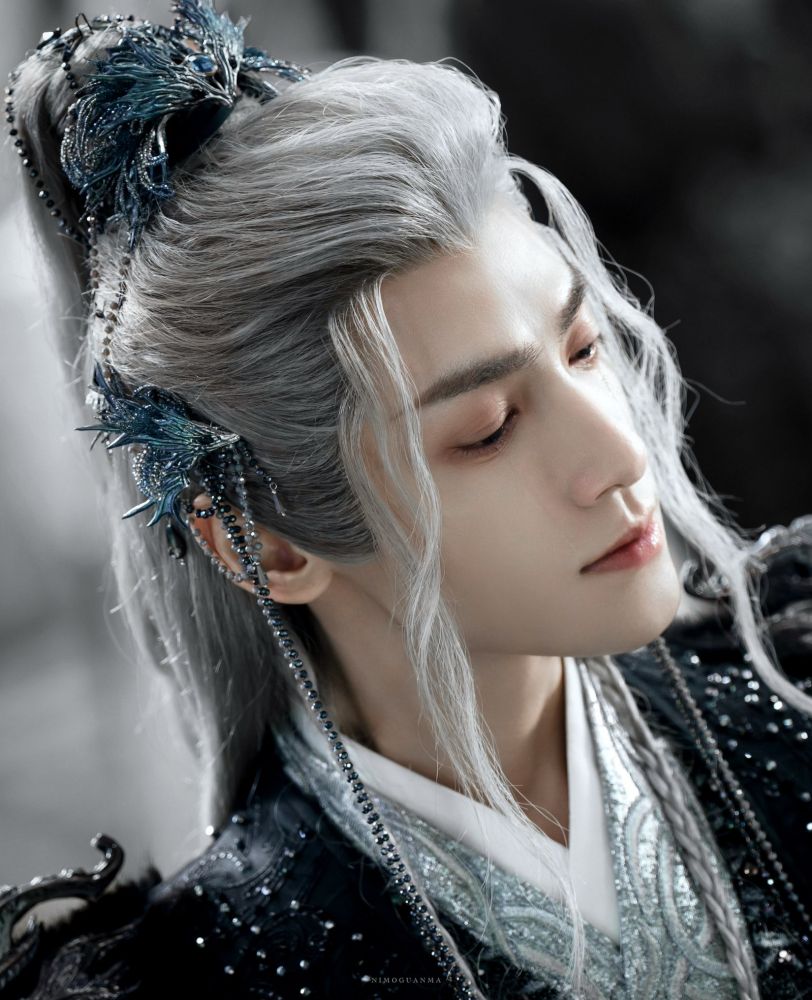 #LuoYunxi rocking silver hair and dragon hair ornaments for #WhispersOfFate 