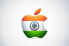 La imagen muestra el logotipo de Apple con los colores y el diseño de la bandera de India. La parte superior del logo está en naranja, el centro en blanco con el símbolo del Ashoka Chakra (una rueda azul con 24 rayos), y la parte inferior en verde, representando los colores nacionales de India. El fondo es blanco y minimalista, destacando el diseño del logotipo.