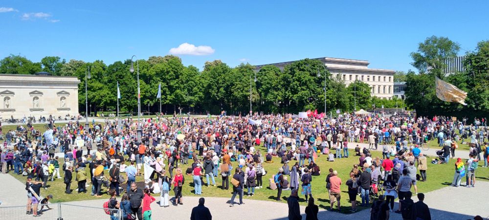 #AfDVerbotJetzt Demo in München auf dem Königsplatz - gesamte Demo mit fast 4000 Teilnehmenden 