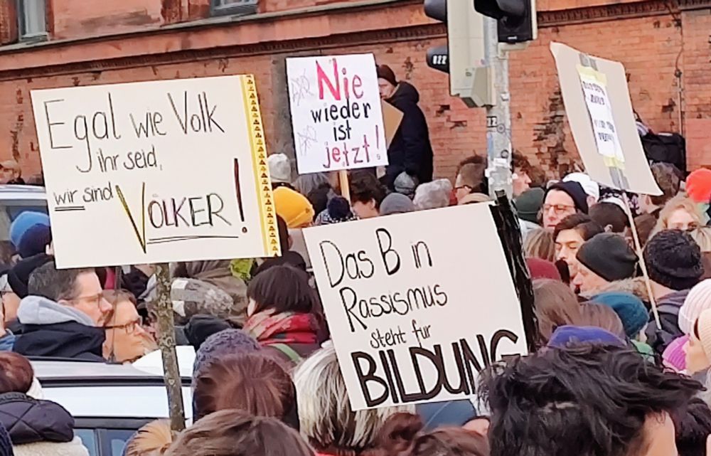 Schilder auf der Demo #GemeinsamGegenRechts in München:
"Das B in Rassismus steht für Bildung" und
"Egal wie Volk Ihr seid - wir sind Völker!"