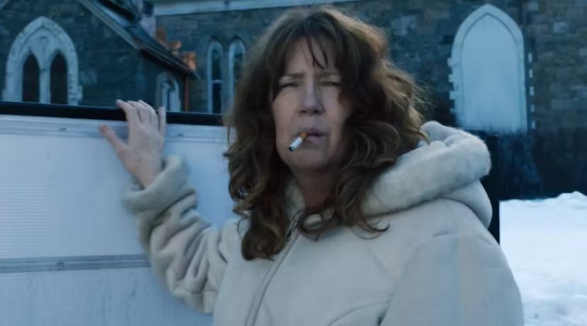 Ann Dowd fumando um cigarro na série The Leftovers