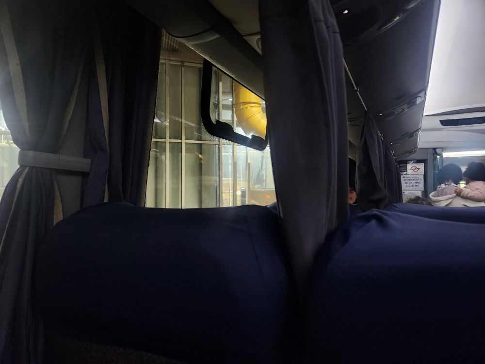 O interior de um ônibus inter estadual