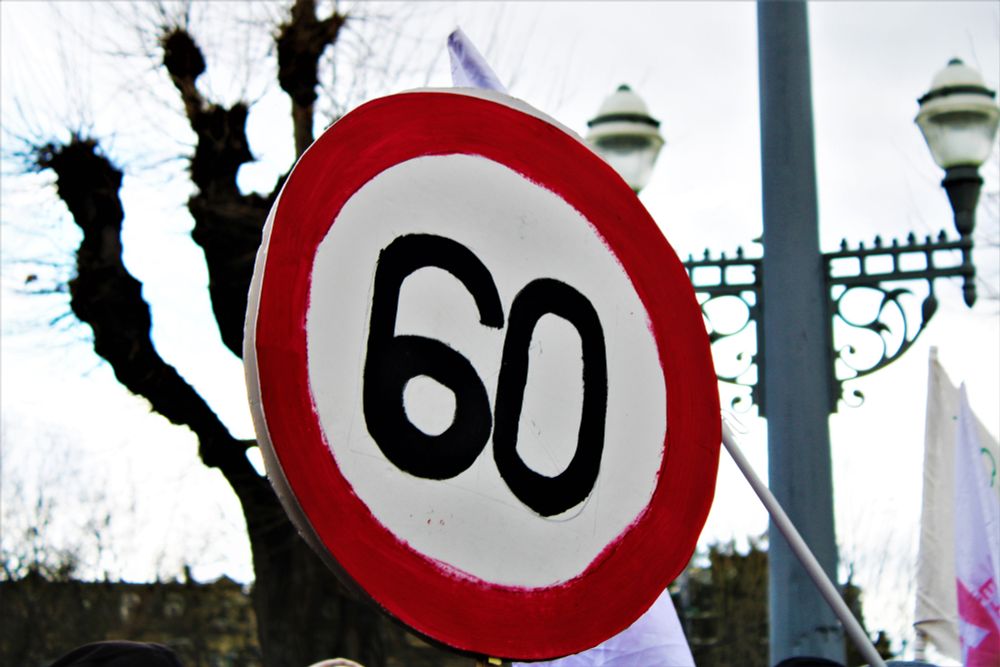 Pancarte de panneau de signalisation indiquant une limite de vitesse à 60