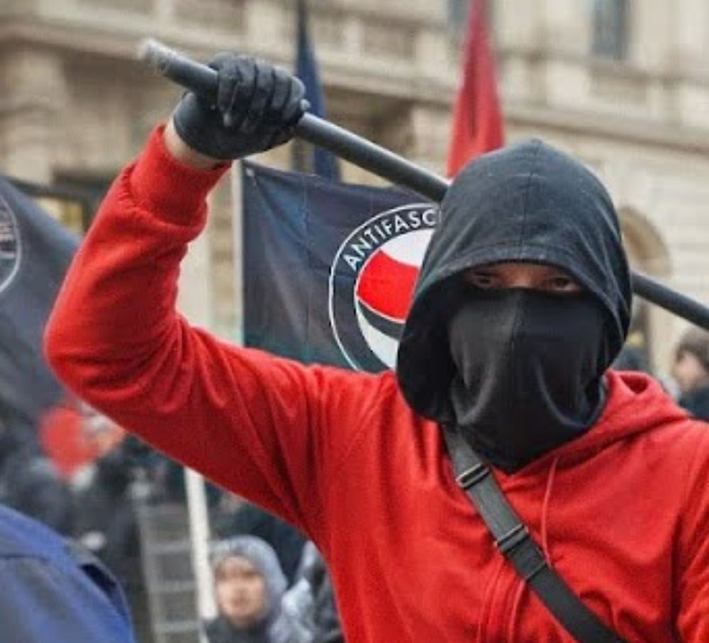 Vergrößerung zeit AI-generierte Person mit sechs Fingern und einen Blick wie ein Untoter.