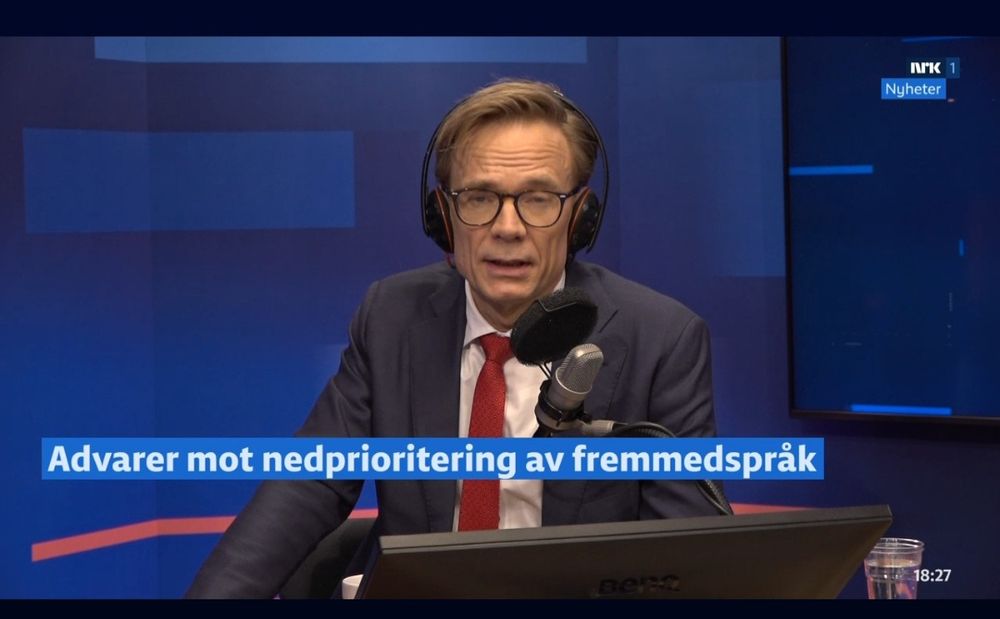 Espen Aas i Dagsnytt 18 studio. Teksten over skjermen lyder: Advarer mot nedprioritering av fremmedspråk.