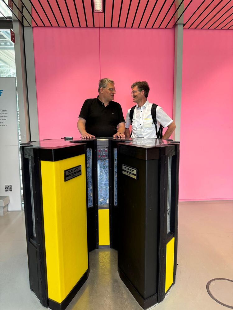 Michael Resch und ein Vertreter des Finanzministeriums vor der Cray-2 am HLRS