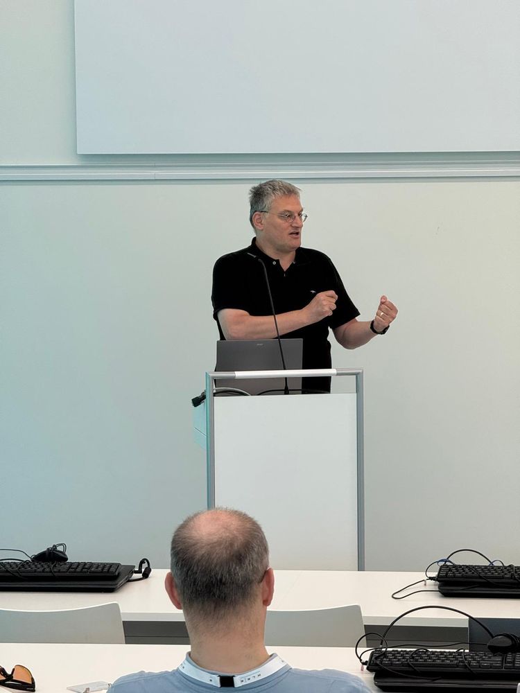 Nahaufnahme von Michael Resch während der Einführungspräsentation