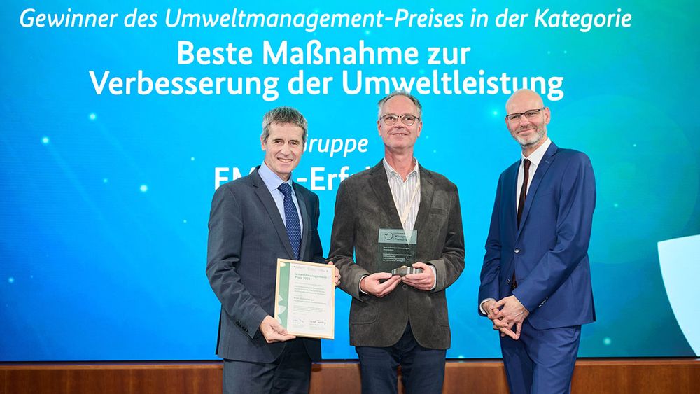 Foto von der Preisübergabe an Norbert Conrad, Umweltbeauftragter beim HLRS. 