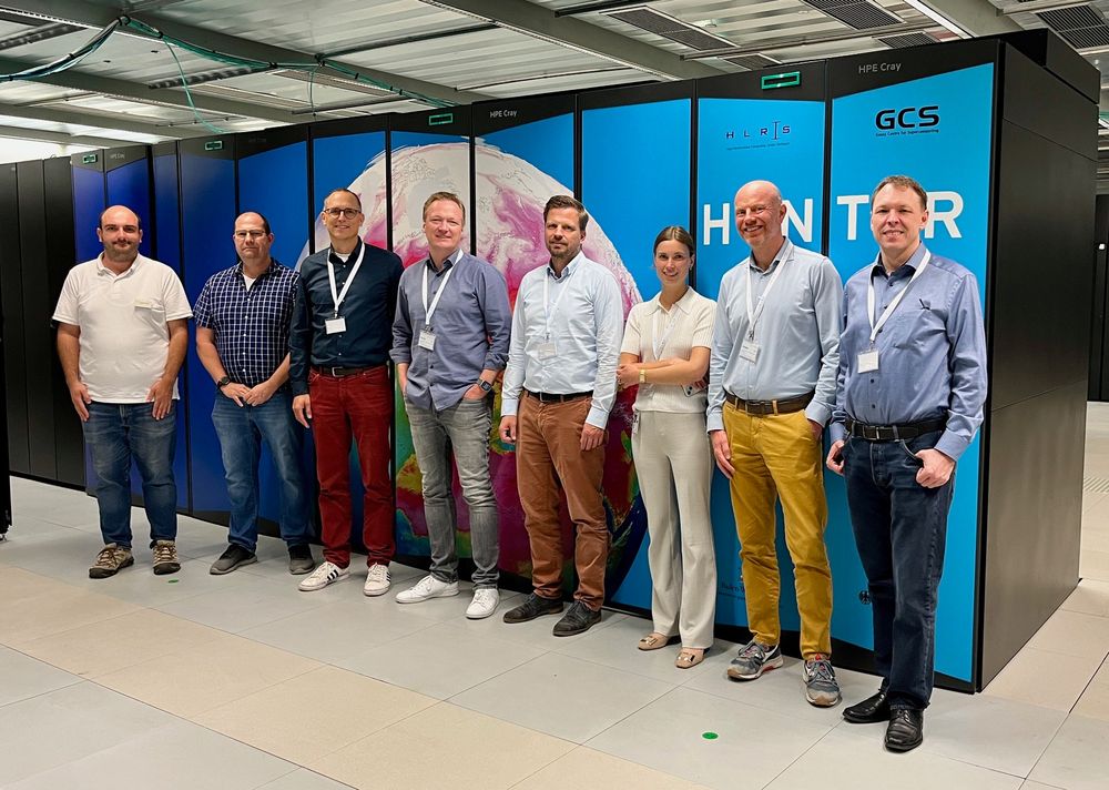 Gruppenfoto vor dem Supercomputer Hunter des HLRS