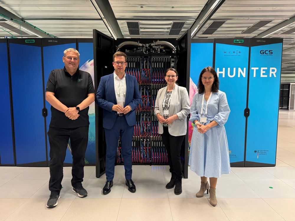 Gruppenfoto vor dem Supercomputer Hunter am HLRS