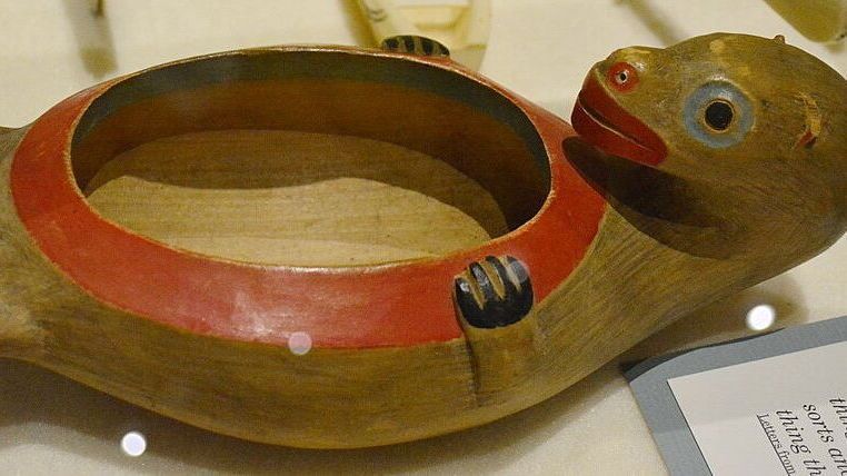 Bowl in the form of an otter, Sheldon Jackson Museum, Sitka, Alaska, U.S, 2023. Source: Joe Mabel, https://commons.wikimedia.org/wiki/File:Sheldon_Jackson_Museum_-_Otter_bowl_01.jpg